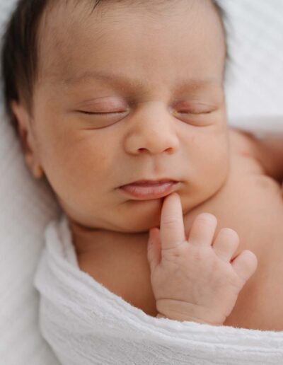 Baby schläft auf weicher Decke im Atelier
