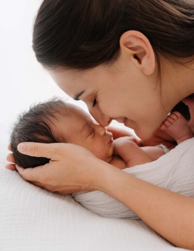 Neugeborenes auf Hand des Elternteils