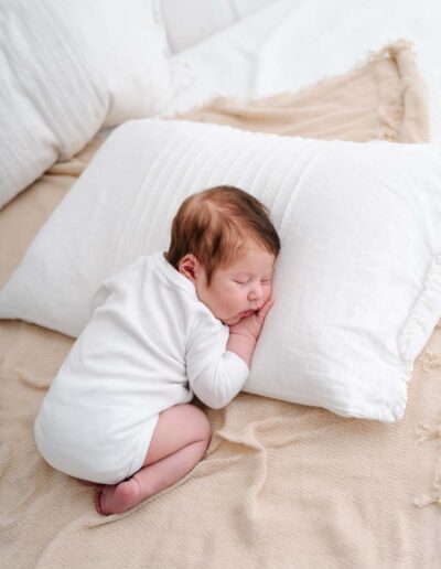 Baby liegt auf Bauch auf Decke