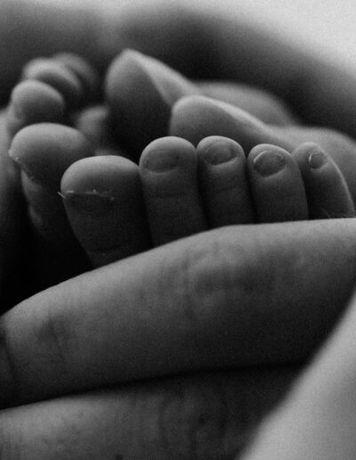 Authentisches Neugeborenenshooting: Kleine Hände, große Emotionen, natürlich eingefangen.