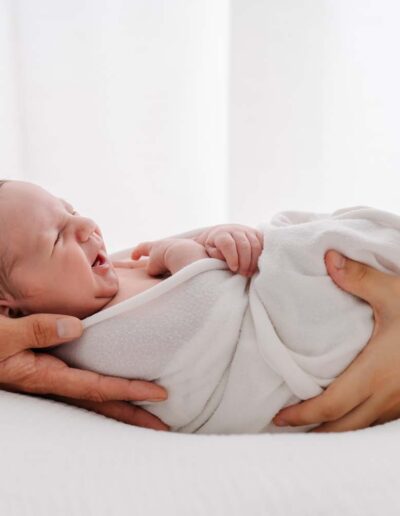 Neugeborenenfotos im Fotostudio Linz, Natürliche Neugeborenenfotos.