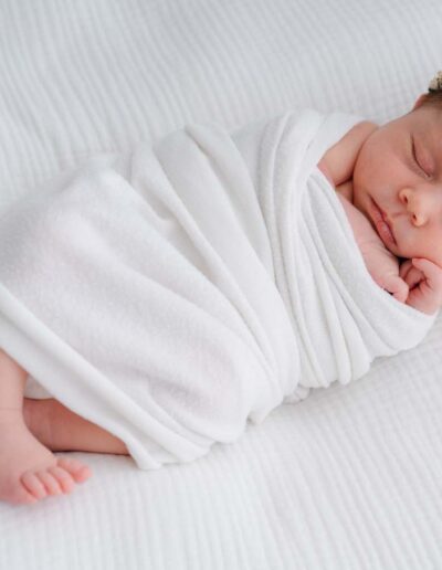 Neugeborenenfotoshooting Linz, natürliche Neugeborenenfotos.