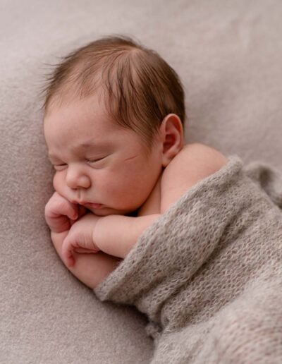 Natürliche Neugeborenenfotos in St. Valentin, Fotoshooting Neugeborenes Linz.