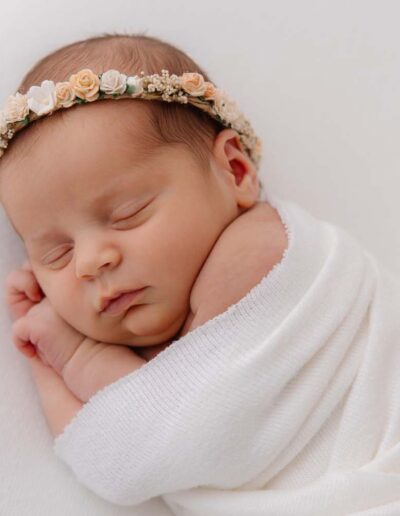 Neugeborenenfotos im Fotostudio in St. Valentin, Fotografin für Neugeborene in Linz.