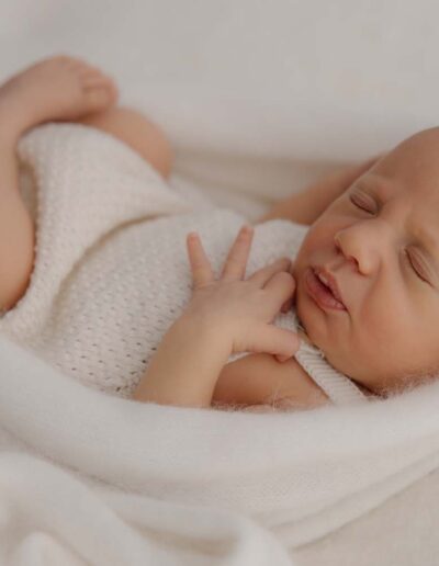 Neugeborenenfotos, Neugeborenenfotoshooting in St. Valentin, Natürliche Neugeborenenfotoshooting in Linz.